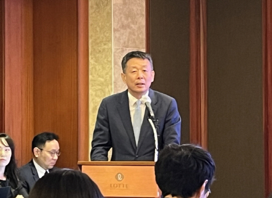 김광일 MBK파트너스 부회장이 19일 서울 소공동 롯데호텔에서 열린 기자간담회에서  발언을 하고 있다. 장우진 기자